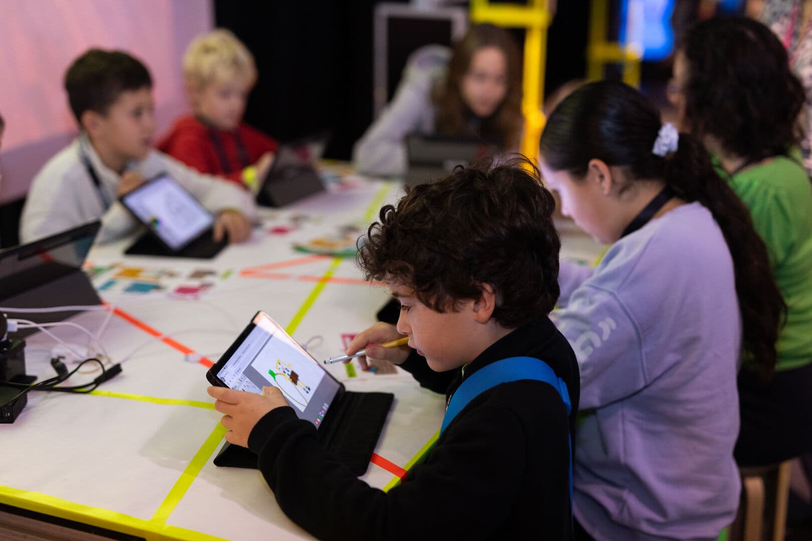 Kinderen leren hoe ze hun eigen wezens kunnen ontwerpen en animeren