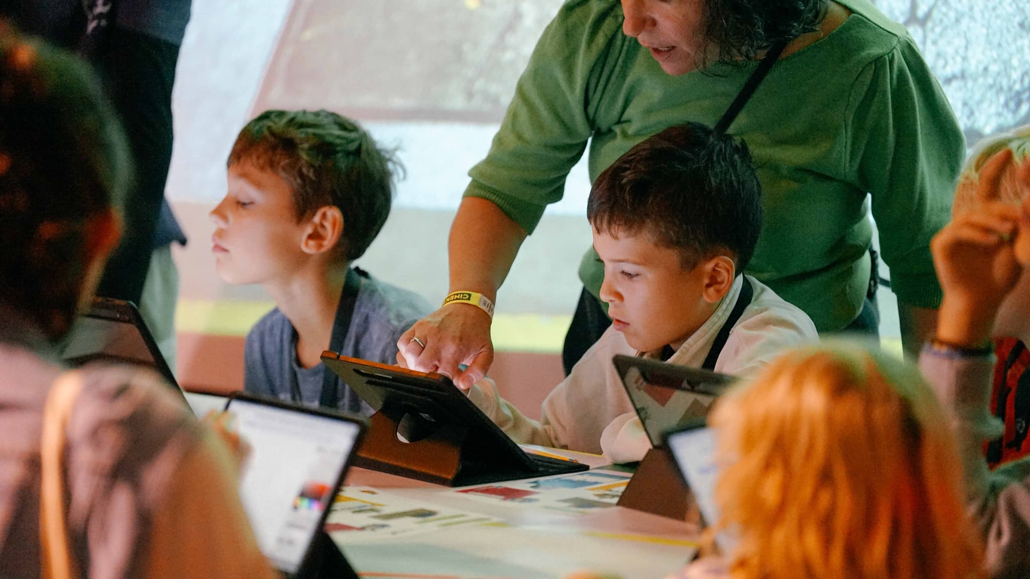 Kinderen leren hoe ze hun eigen wezens kunnen ontwerpen en animeren