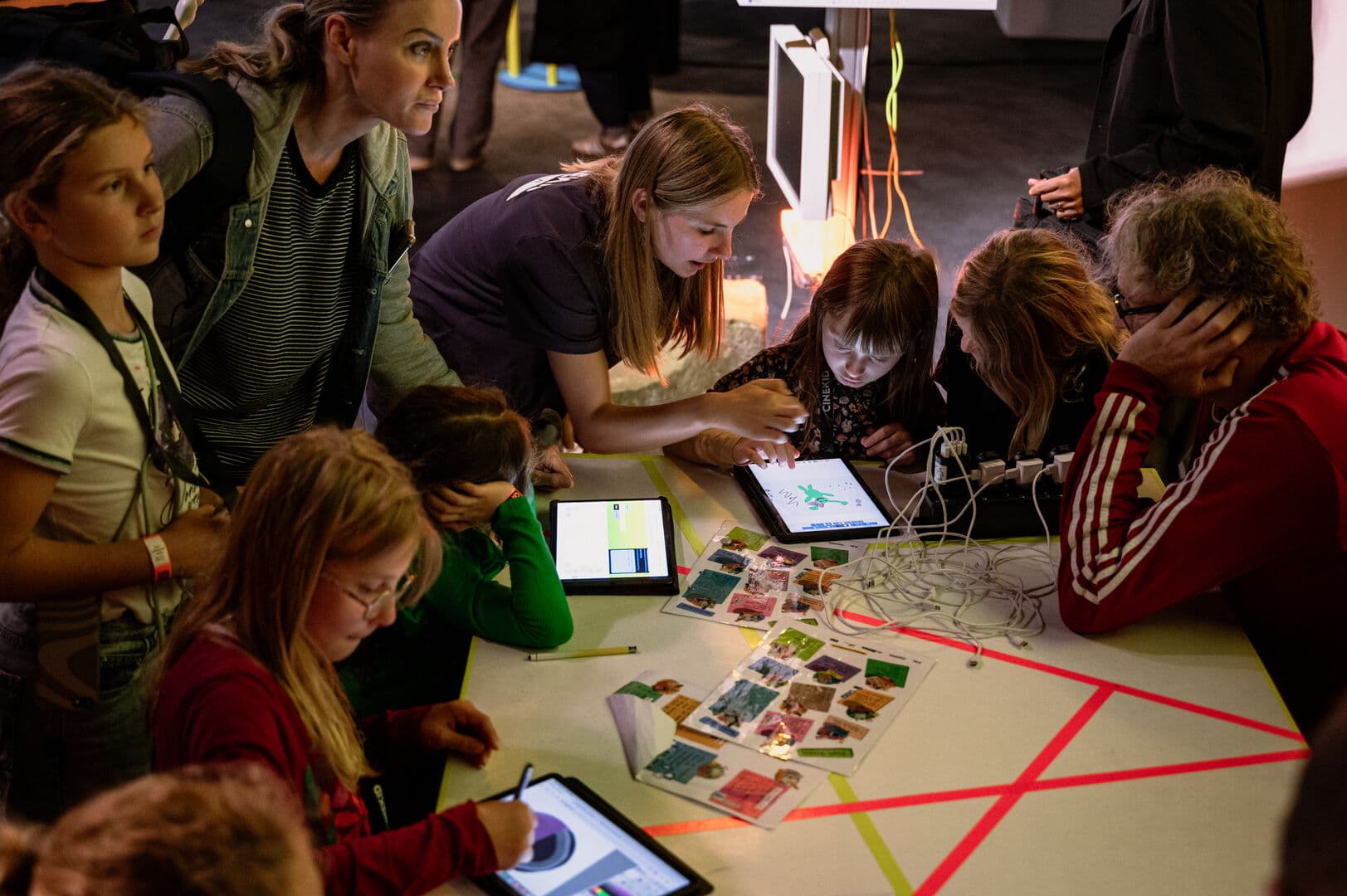 Kinderen leren in groepsverband hoe ze hun eigen wezens kunnen ontwerpen en animeren